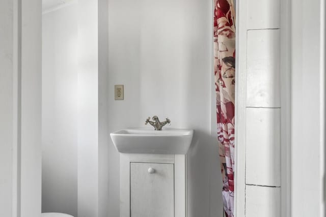 9 School St, Boothbay Harbor, ME 04538 - bathroom featuring vanity