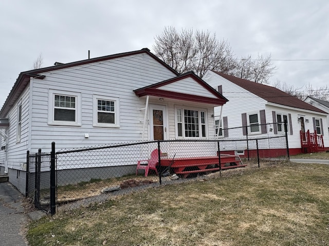 view of front of property featuring a front yard and fence