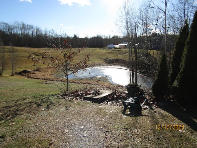 view of yard featuring a water view