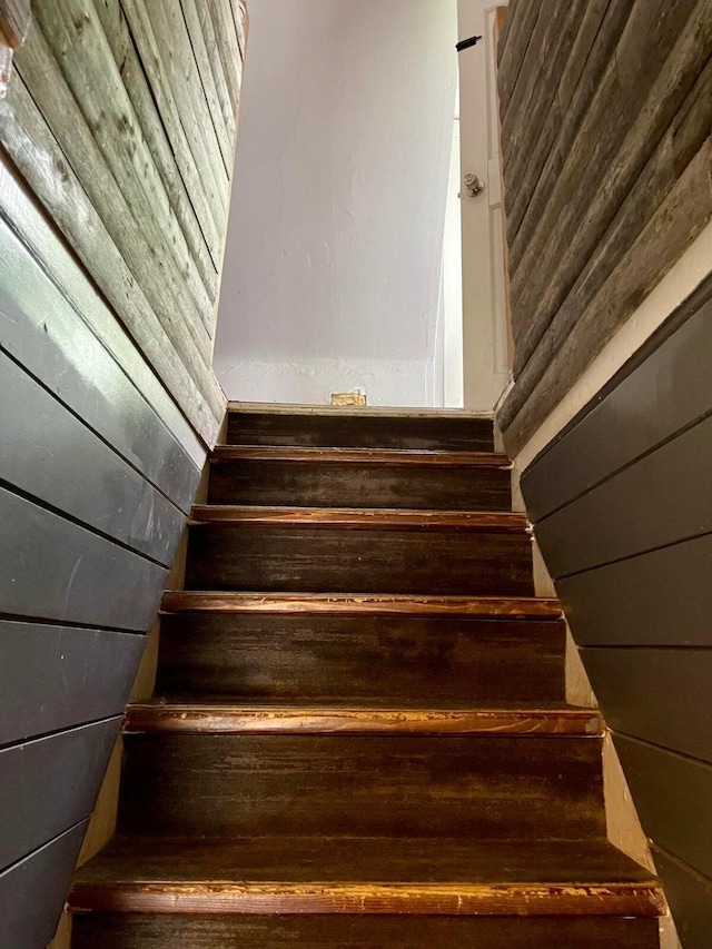 642 Main St, Old Town, ME 04468 - view of stairs