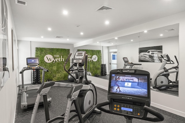 gym featuring visible vents, recessed lighting, and baseboards