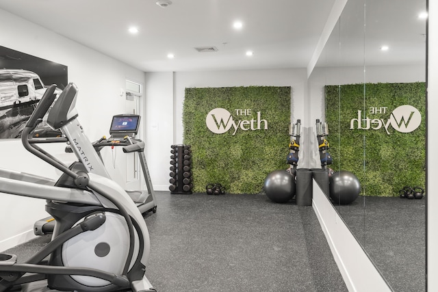 workout area with visible vents, recessed lighting, and baseboards