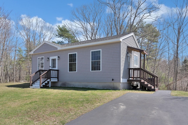 manufactured / mobile home with a front lawn