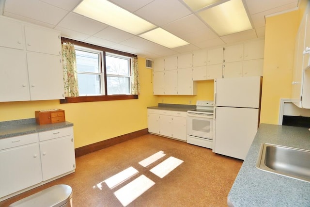 kitchen featuring visible vents, a sink, white appliances, and a paneled ceiling