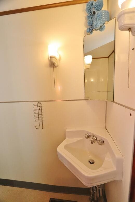 bathroom featuring a sink
