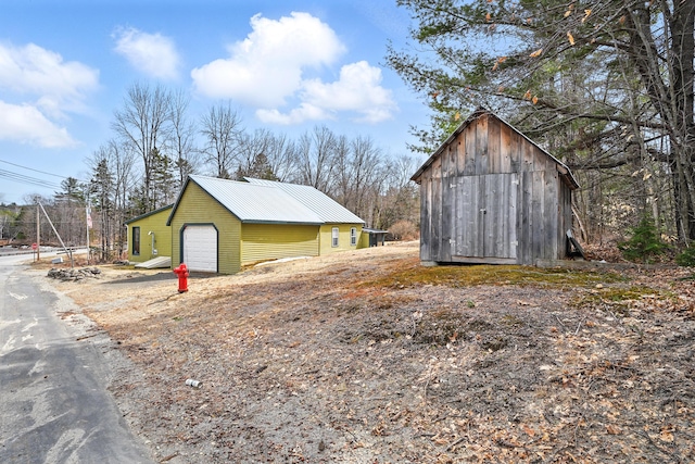view of outdoor structure with an outbuilding