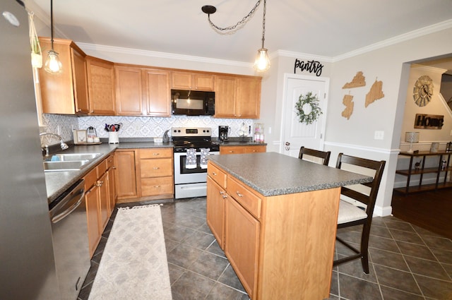 kitchen featuring a sink, ornamental molding, dark countertops, a kitchen bar, and stainless steel appliances