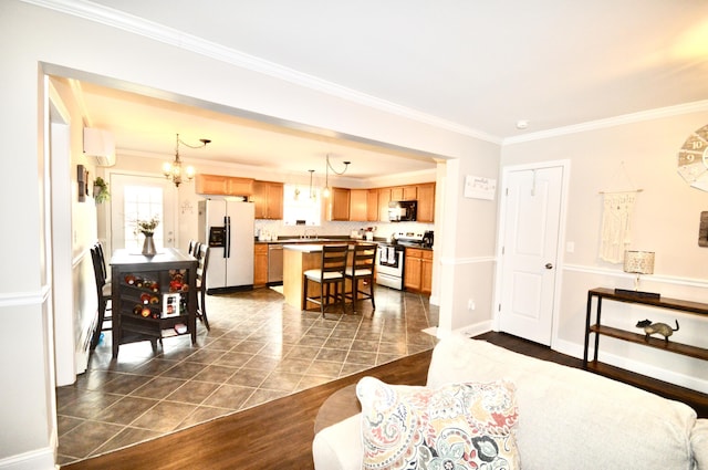 living area featuring crown molding, baseboards, a chandelier, and a wall unit AC