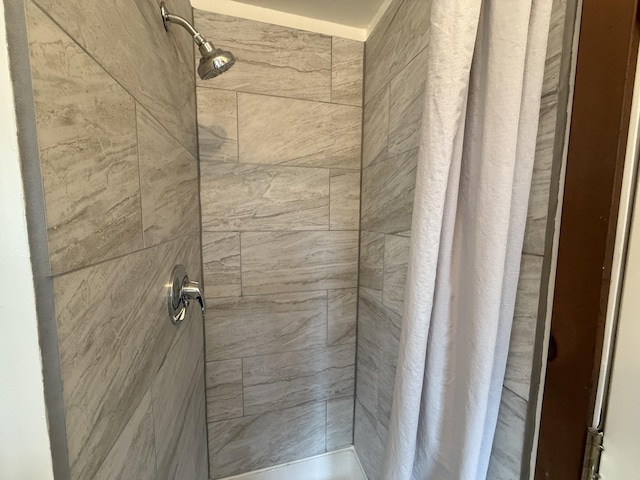 full bath with tiled shower
