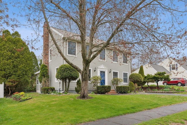colonial inspired home featuring a front yard
