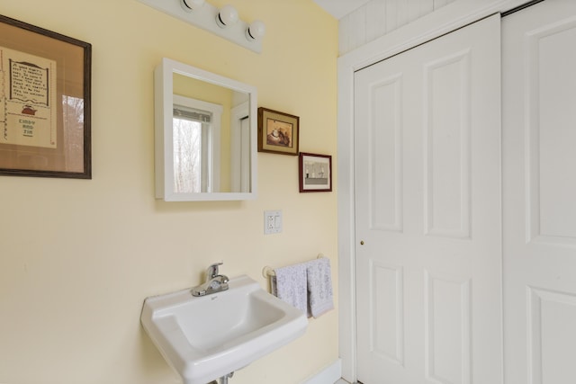 bathroom featuring a sink