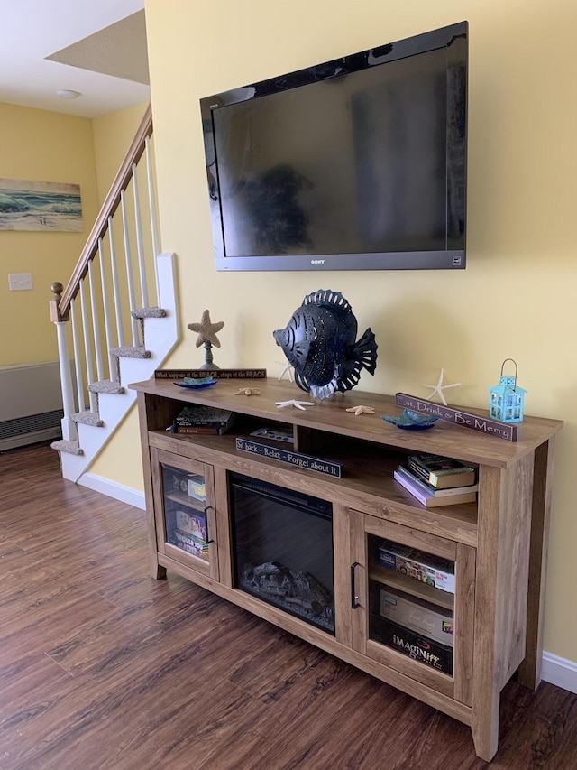 details with wood finished floors and baseboards