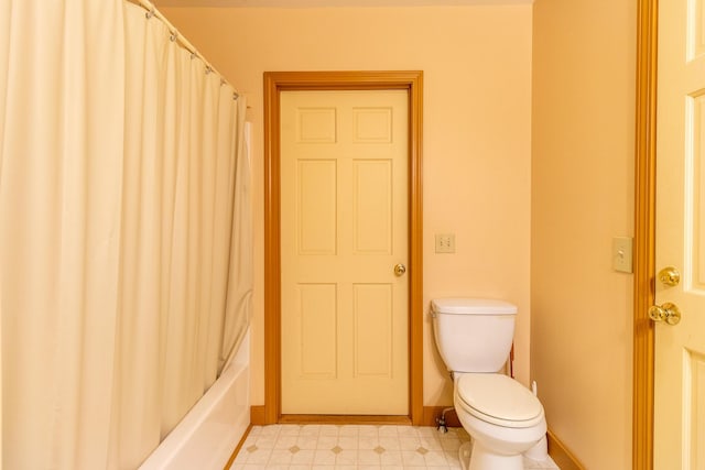 full bath with toilet, shower / bath combination with curtain, and baseboards