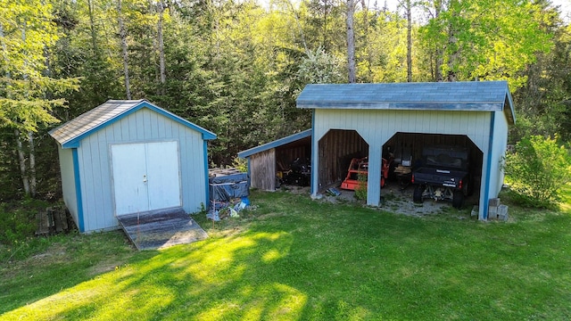 view of pole building with a carport, a forest view, and a lawn