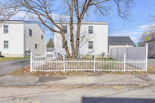 view of front facade with a fenced front yard