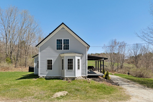view of front facade with driveway and a front yard
