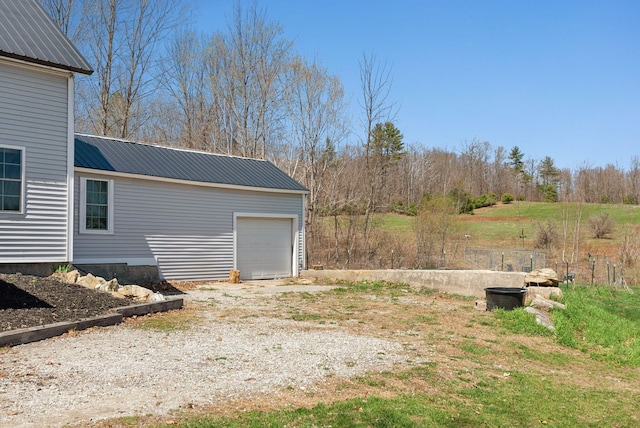 garage featuring dirt driveway