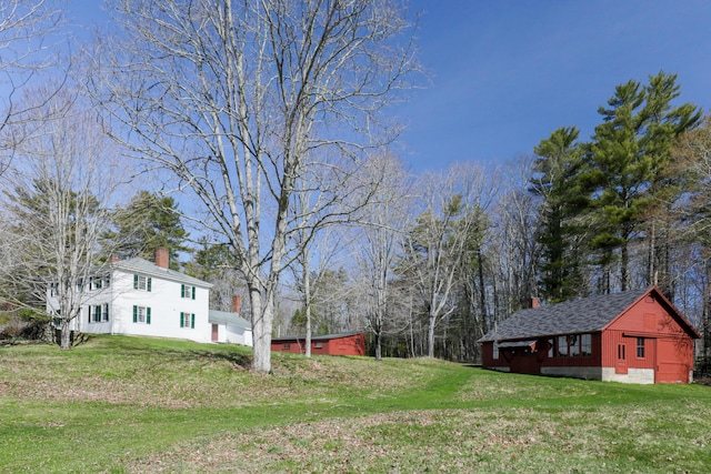 view of yard featuring an outbuilding