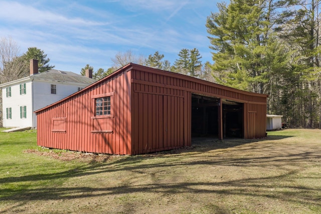 view of pole building featuring a yard
