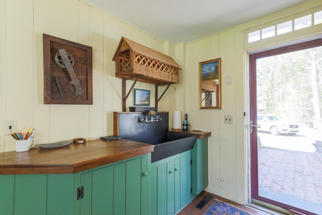 entryway with visible vents, a decorative wall, and a sink