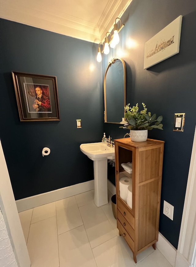 60 Elm St, Bangor, ME 04401 - half bath with ornamental molding and baseboards
