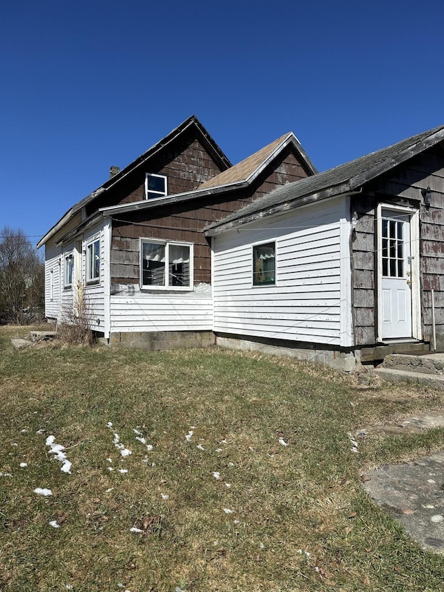 view of front of house featuring a front yard