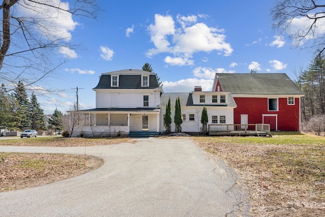 view of front of property with aphalt driveway and covered porch