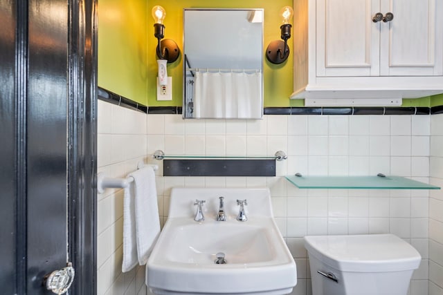 9 Phillips Rd, Falmouth, ME 04105 - bathroom with a sink, toilet, a shower with curtain, and tasteful backsplash