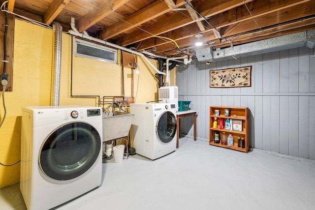 9 Phillips Rd, Falmouth, ME 04105 - laundry room featuring washer and clothes dryer
