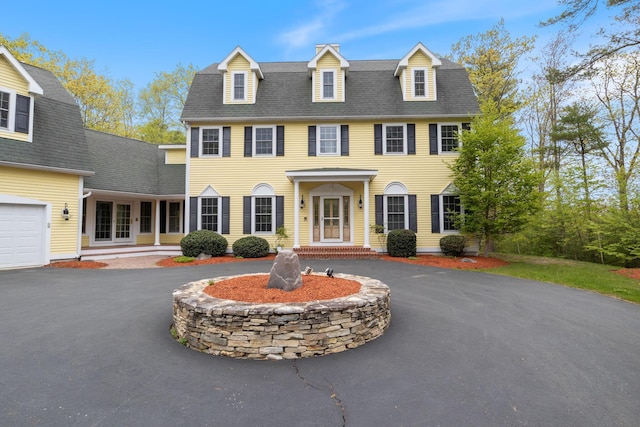 6 Jason Ln, Ogunquit, ME 03907 - view of front facade with curved driveway and a shingled roof