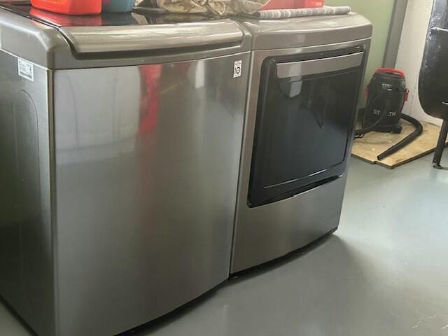 laundry area with independent washer and dryer