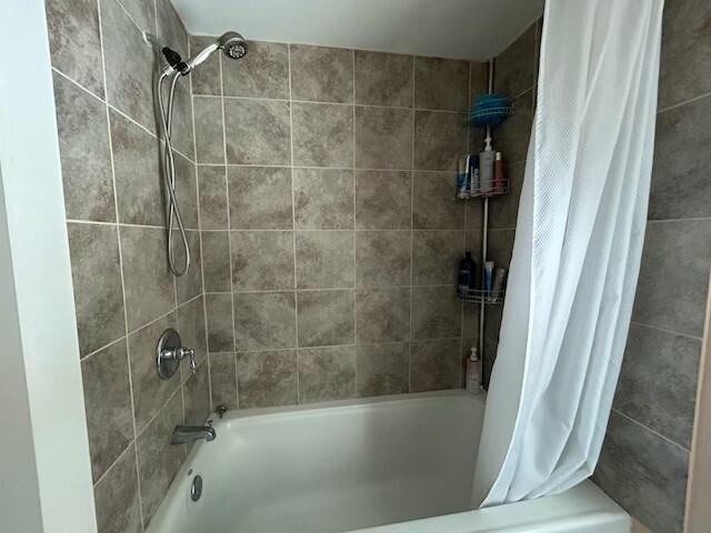 full bath featuring shower / bath combo