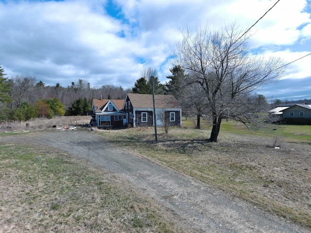 view of front of home featuring dirt driveway