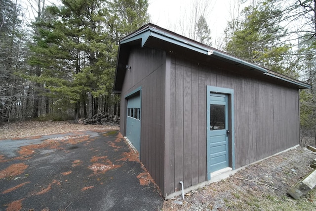 view of outbuilding with an outdoor structure and driveway