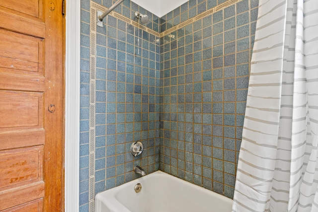 full bath with shower / tub combo with curtain