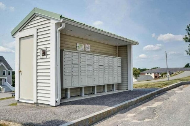 surrounding community with mail area