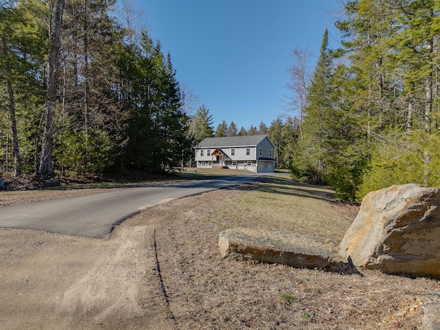 view of front of property with driveway