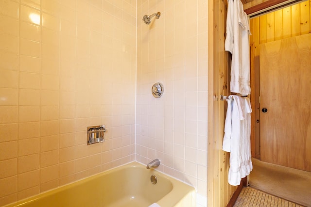 full bath with tub / shower combination