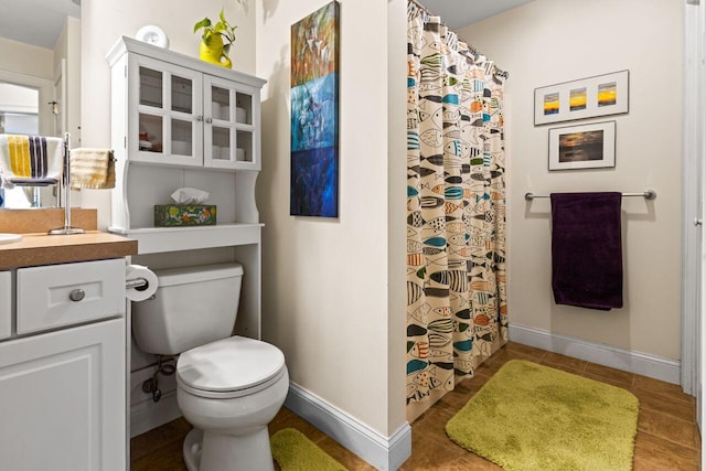 bathroom with baseboards, a shower with curtain, toilet, and vanity