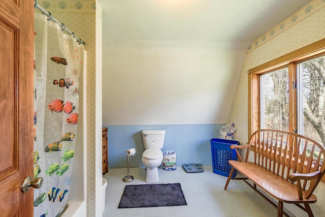 46 Winslow Hill Rd, Nobleboro, ME 04555 - bathroom with toilet, lofted ceiling, a shower with shower curtain, and wallpapered walls