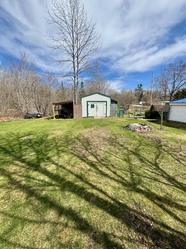 view of yard featuring an outdoor structure and a pole building