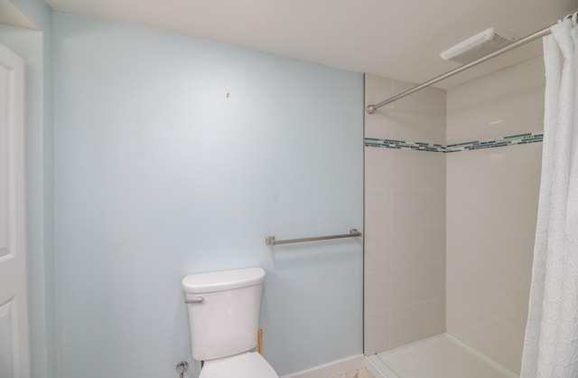 full bath featuring visible vents, toilet, and a tile shower
