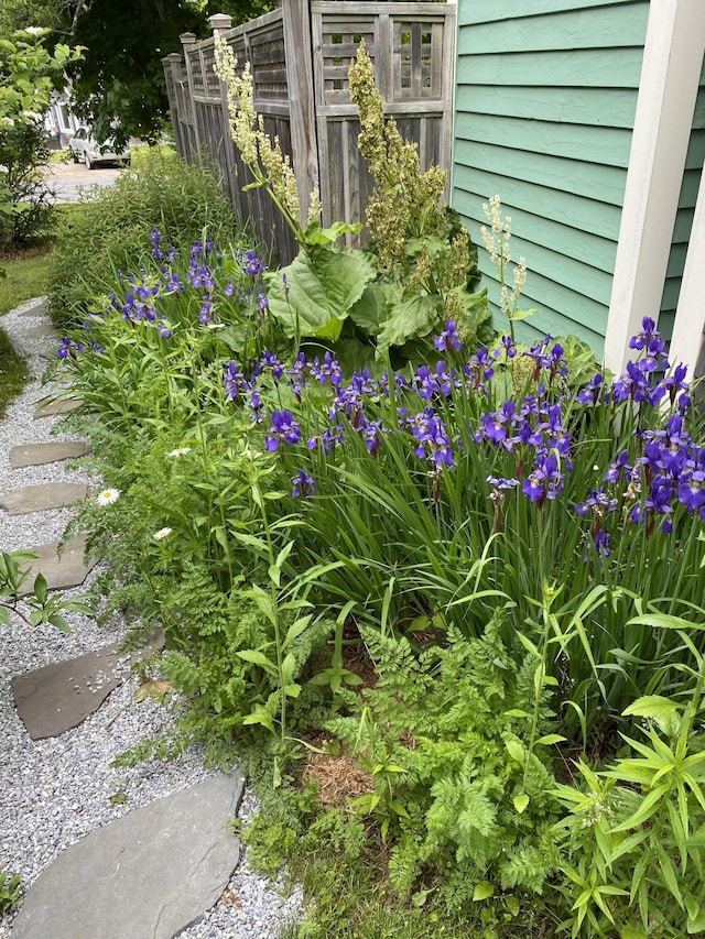 14 Water St, Vinalhaven, ME 04863 - details with fence