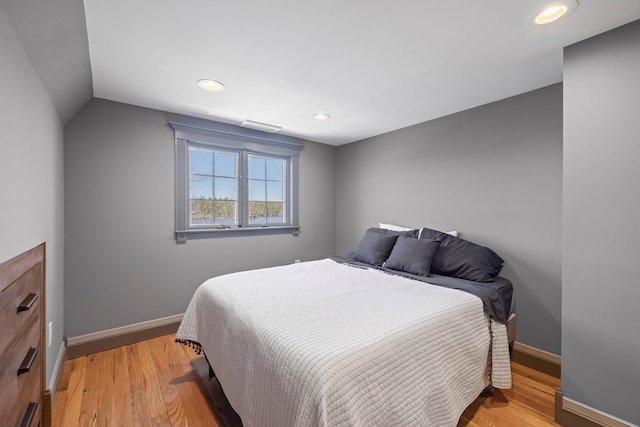 bedroom featuring visible vents, lofted ceiling, light wood-style floors, baseboards, and recessed lighting