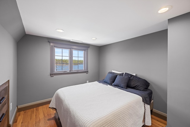 bedroom with baseboards, recessed lighting, light wood-style flooring, and visible vents