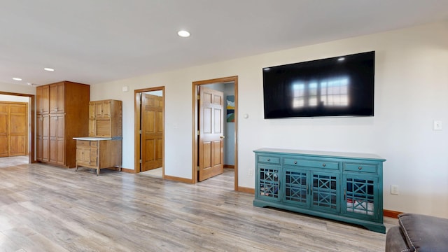 living area with light wood-style floors, baseboards, and recessed lighting