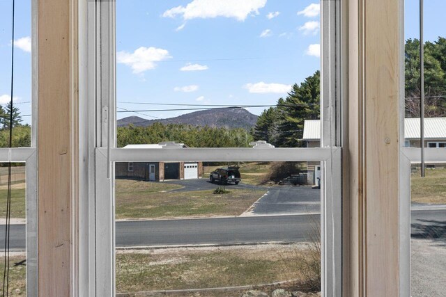entryway with a mountain view