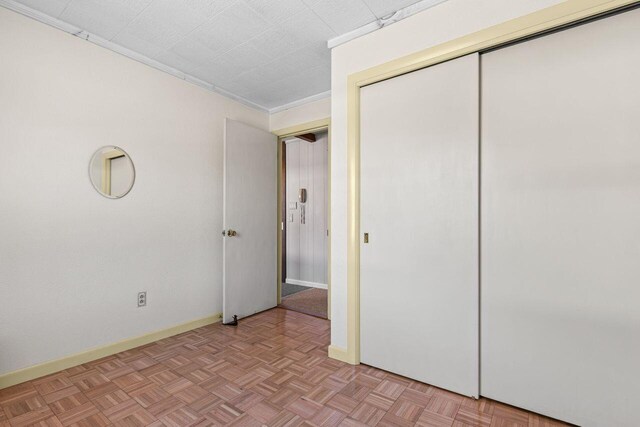 unfurnished bedroom featuring baseboards and a closet