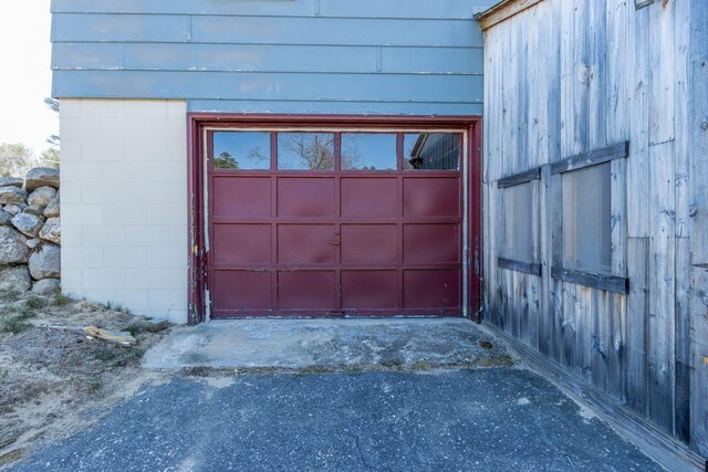 garage featuring aphalt driveway