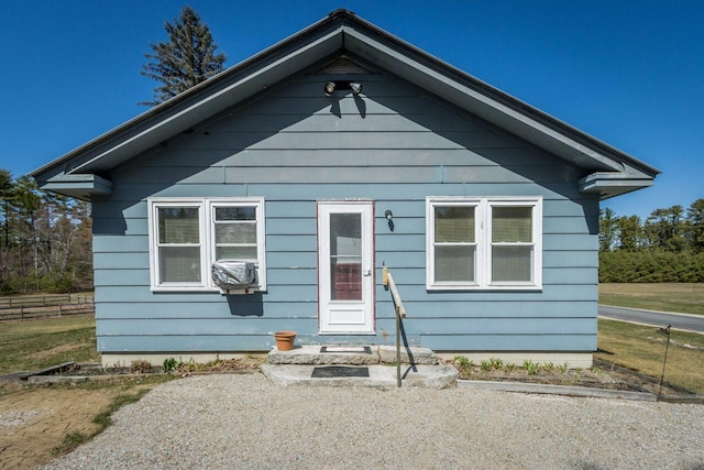 bungalow featuring fence